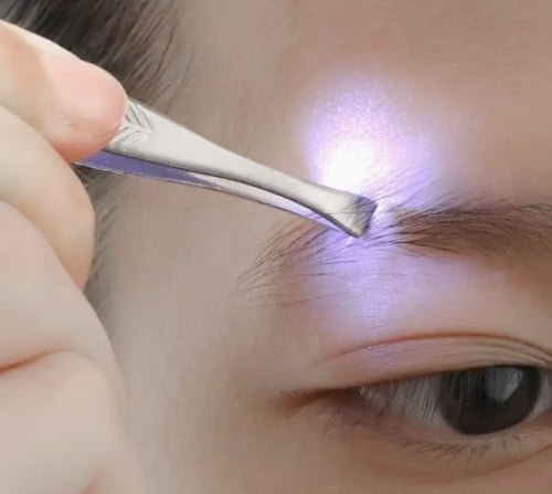 ملقط حواجب مضيء